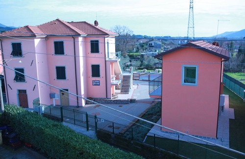 Santo Stefano di Magra Apartamento | La Fonda Holiday House: Apartamento con piscina, jardín y parking