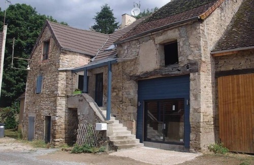 Saint-Sernin-du-Plain Cabaña | Gîte-Baño con ducha-La Grangette en Bourgogne