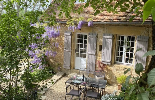Saint-Germain-des-Pres Casa | La Jolie cottage, a lovely retreat for a couple with heated pool