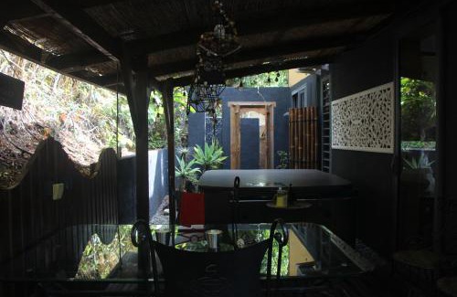 Bois de Nefles Casa | LA LIANE DE JADE 974-Lodge Le Palissandre - jacuzzi privatif - piscine chauffée