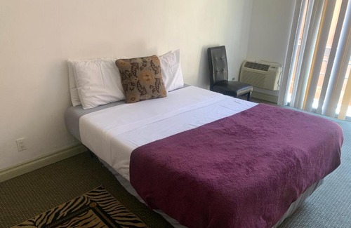 Pico - Robertson Hotel | LA Lovely Double Deluxe Unit (C14)
