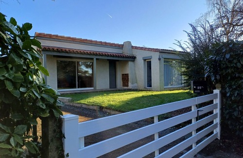 Pouzauges Casa | La Maison du Soleil whole house on enclosed land Connected TV