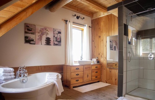 Sainte-Marie Cabina | La maison en bois rond vous offre des chambres majestueuses à couper le souffle.