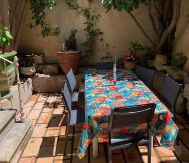 Aigues-Mortes Medieval City Casa | La maison sur la place dans Aigues Mortes