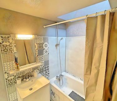 Brive-la-Gaillarde Apartamento | La Mansarde - Cœur Historique, Charme et Confort