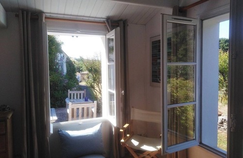 Ile d'Yeu Casa | La Meule- large house with enclosed garden not overlooked