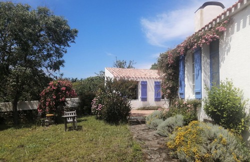 Ile d'Yeu Casa | La Meule- large house with enclosed garden not overlooked
