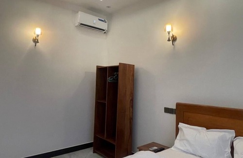 Dodoma Cabina | La Million Palace