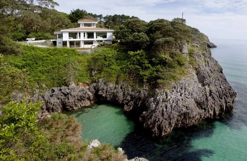 Pechón Villa | La Península Pechón Cantabria, Villa de lujo sobre el mar con piscina climatizada