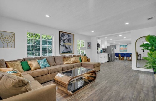 Allapattah Villa | La Pergola Villa | 7 BR | Pool+Hot Tub | Location