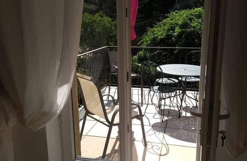 Reynes Apartamento | La Petite Grange 1-bed apartment with sunny terrace. Pool & Garden