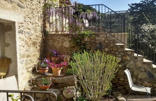 Reynes Apartamento | La Petite Grange 1-bed apartment with sunny terrace. Pool & Garden