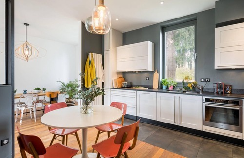 Champagne-au-Mont-d'Or Villa | Oficina de correos casa de pueblo con piscina y jardín.