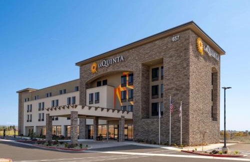 Hutchinson Hotel | La Quinta Inn and Suites by Wyndham Lincoln
