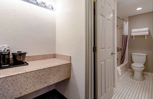 Survey Creek Hotel | La Quinta Inn by Wyndham Ft. Lauderdale Tamarac East