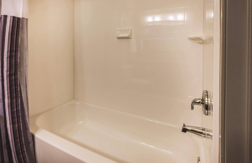 Indianapolis Hotel | La Quinta Inn by Wyndham Indianapolis North at Pyramids