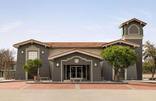 Northwest Los Angeles Heights Hotel | La Quinta Inn By Wyndham IH-10 West San Antonio TX