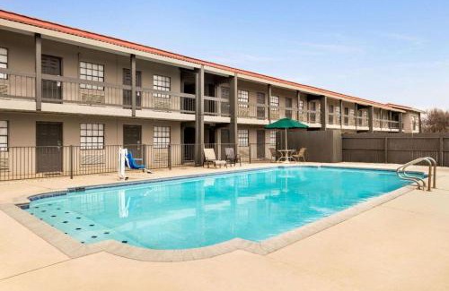 Northwest Los Angeles Heights Hotel | La Quinta Inn By Wyndham IH-10 West San Antonio TX