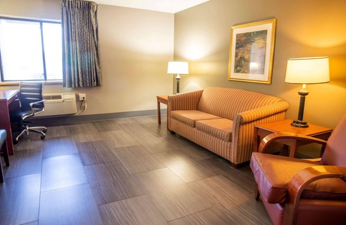 Oak Creek Hotel | La Quinta Inn by Wyndham Milwaukee Airport / Oak Creek