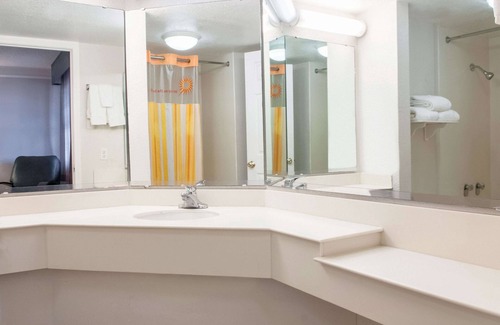 Kenner - Louis Armstrong International Airport Hotel | La Quinta Inn by Wyndham New Orleans Veterans / Metairie