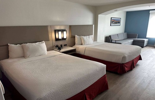 Northeast Heights Hotel | La Quinta Inn & Suites by Wyndham Albuquerque Midtown