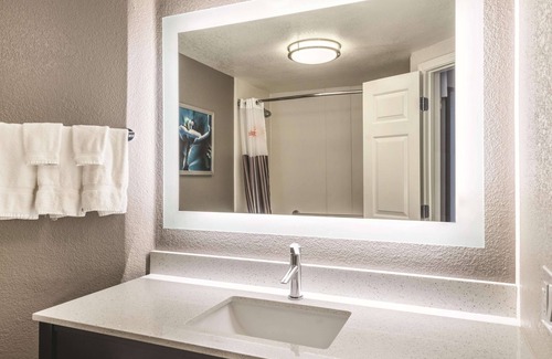 Lake Mary Hotel | La Quinta Inn & Suites by Wyndham Orlando Lake Mary