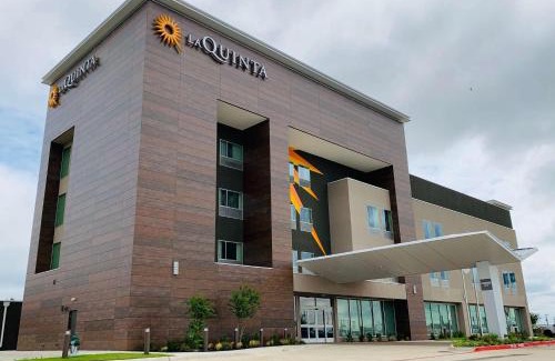 Red Oak Hotel | La Quinta Inn & Suites by Wyndham - Red Oak TX IH-35E