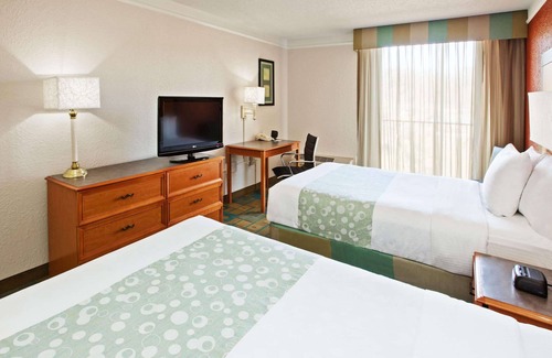 Merry Oaks Hotel | La Quinta Inn & Suites by Wyndham Nashville Airport/Opryland