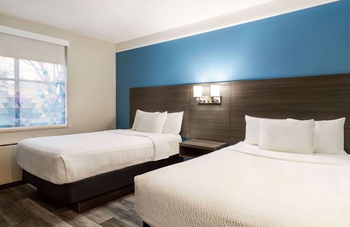 Madison Hotel | La Quinta Inn & Suites by Wyndham Madison American Center