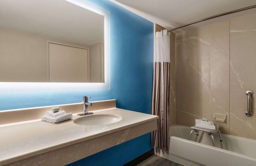 Madison Hotel | La Quinta Inn & Suites by Wyndham Madison American Center