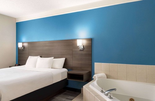 Madison Hotel | La Quinta Inn & Suites by Wyndham Madison American Center