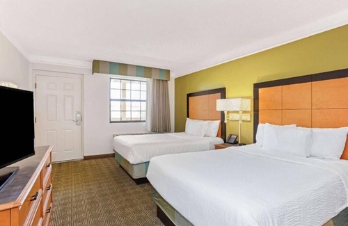 Orlando Hotel | La Quinta Orlando Airport West | 2 Double Deluxe | Great for Families | Pool