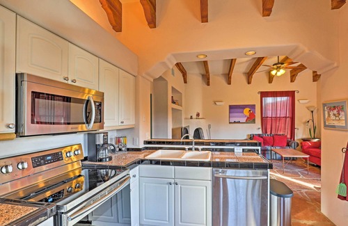 Tucson Casa | 'La Roca' Tucson Home w / Patio y vistas panorámicas de Mtn!