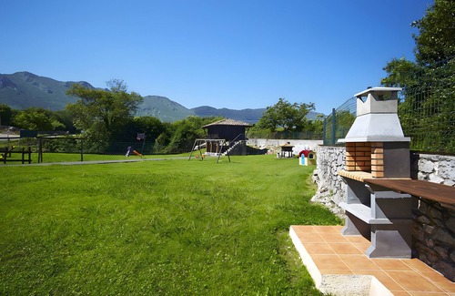 Llamigo Apartamento | La Rotella de Xuan: Apartamento 'Azul' con vistas a la montaña, terraza privada y jardín compartido