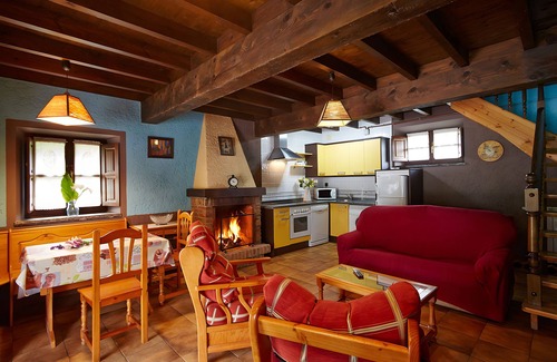 Llamigo Apartamento | La Rotella de Xuan: Apartamento 'Amarillo' con vistas a la montaña, terraza y jardín compartido