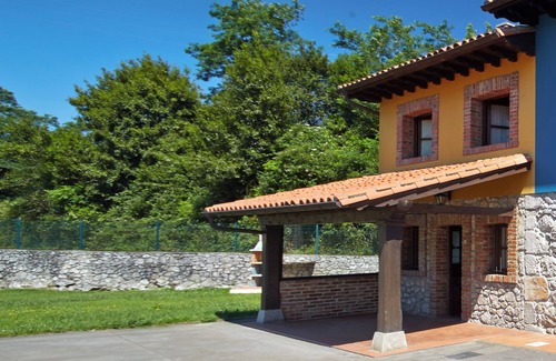 Llamigo Apartamento | La Rotella de Xuan: Apartamento 'Amarillo' con vistas a la montaña, terraza y jardín compartido