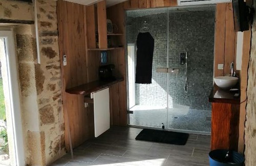 Vic-le-Comte Casa | La salamandre