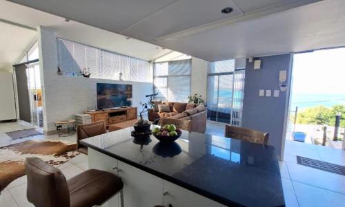 Mossel Bay Apartamento | La Santos Beach view Villa with 3 Bed , 3 Bath, Jacuzzi, Sea view