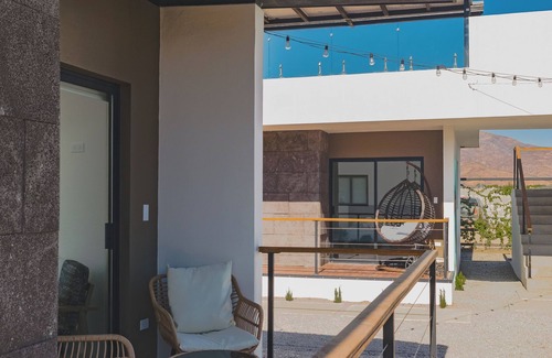 Valle de Guadalupe Cabina | La Vid Urbana - Blue Sky