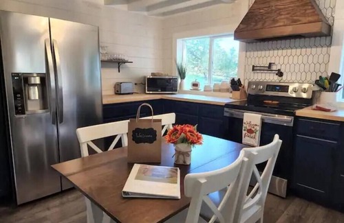 Thompson Cabaña | Lackawanna Lodge - Cozy two bedroom cottage