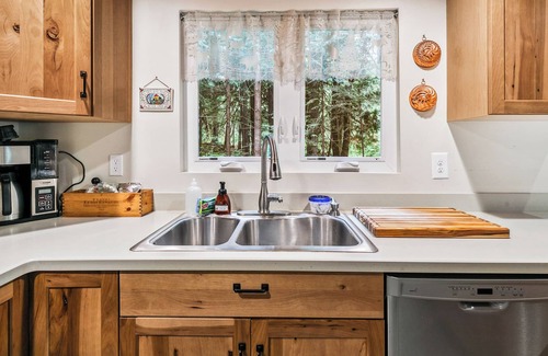 Baring Cabina | Ladybug Landing - Creekside w/ hot tub, pet friendly