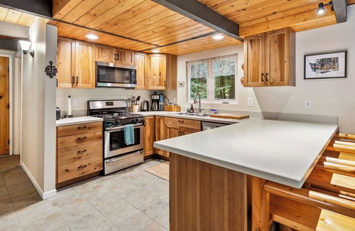 Baring Cabina | Ladybug Landing - Creekside w/ hot tub, pet friendly