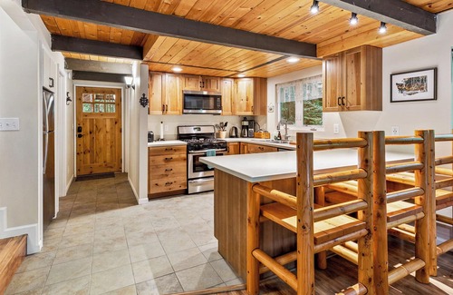 Baring Cabina | Ladybug Landing - Creekside w/ hot tub, pet friendly