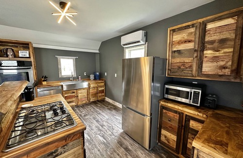 Ladysmith Cabaña | Ladysmith Cozy Cottage - Copper Tub - Waterfront