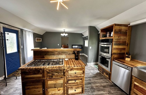 Ladysmith Cabaña | Ladysmith Cozy Cottage - Copper Tub - Waterfront