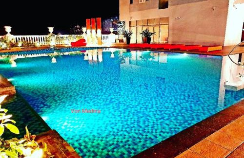 Iloilo Apartamento | Lafayette Park Square with balcony facing pool view