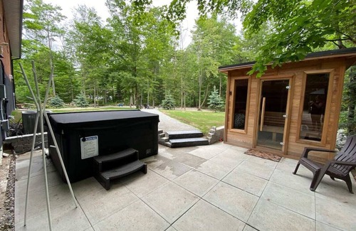 Tiny Casa | Lafontaine Beach House - HOT TUB & SAUNA