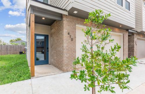 Lafayette Villa | Lagniappe House Cajun Country Gem King Bed