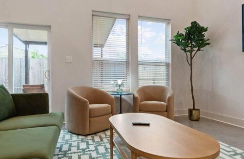 Lafayette Villa | Lagniappe House Cajun Country Gem King Bed