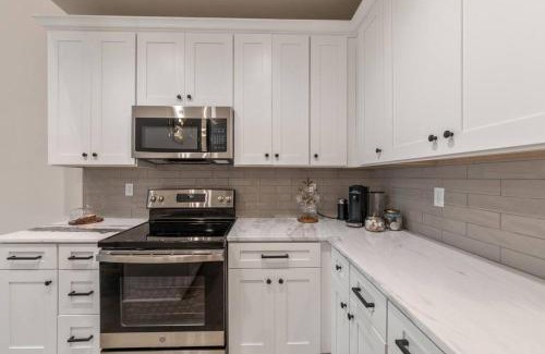 Lafayette Villa | Lagniappe House Cajun Country Gem King Bed